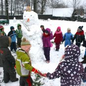 Zimowe zabawy przedszkolaków na śniegu