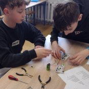 Uczniowie 6a i 6b w projekcie "Budujemy zegar elektroniczny"