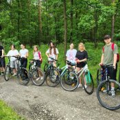 Ósmoklasiści świętowali Dzień Dziecka aktywnie – na rowerach!