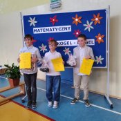 Kuba na podium gminnego konkursu matematycznego