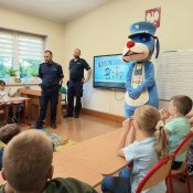Godzina dla bezpieczeństwa w młodszych klasach - spotkanie z dzielnicowym