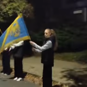 Taniec z flagami na Nocnym Biegu po Pszczynie