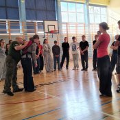 Uczniowie klas ósmych na kursie pierwszej pomocy